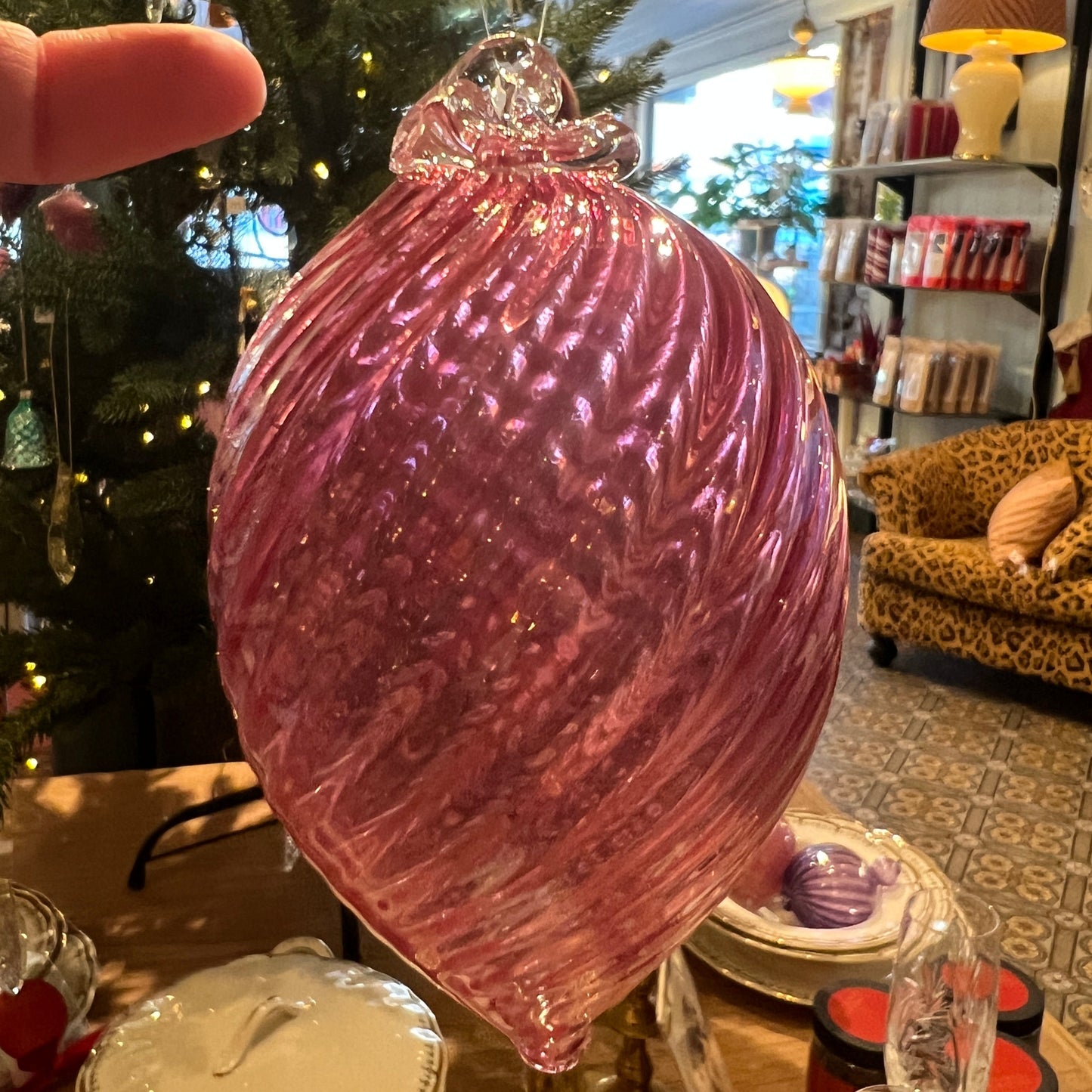 Julekule i munnblåst Glass frå Galla T , Twisted Rosa