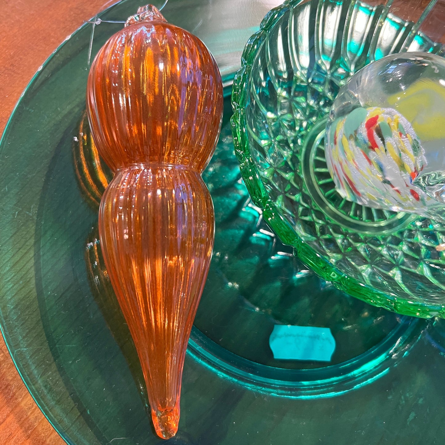 Julekule dråpe i munnblåst glass frå Galla T, Twisted Orange