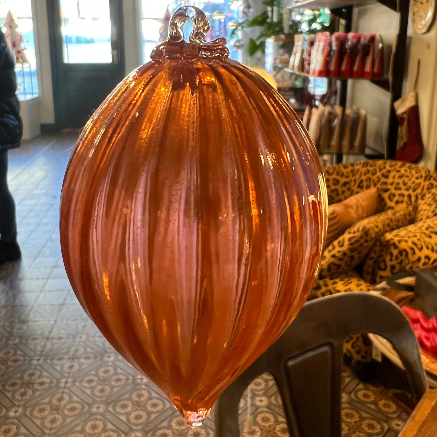 julekule i munnblåst glass frå Galla T, Twisted Orange