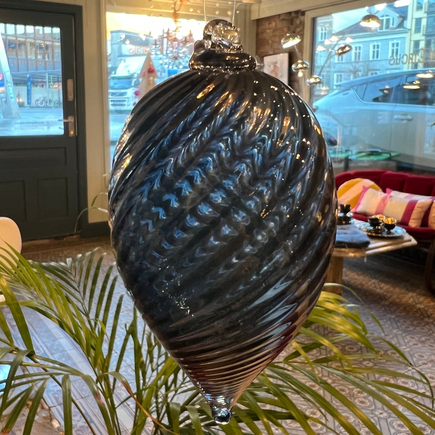 Julekule i munnblåst glass frå Galla T, Twisted Navy