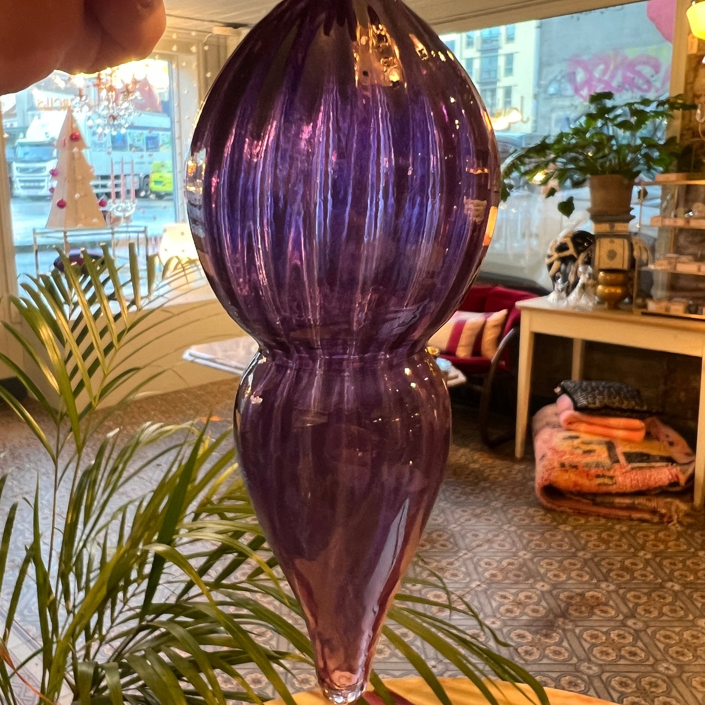 Julekule i munnblåst glass frå Galla T, Twisted dråpe Lilla