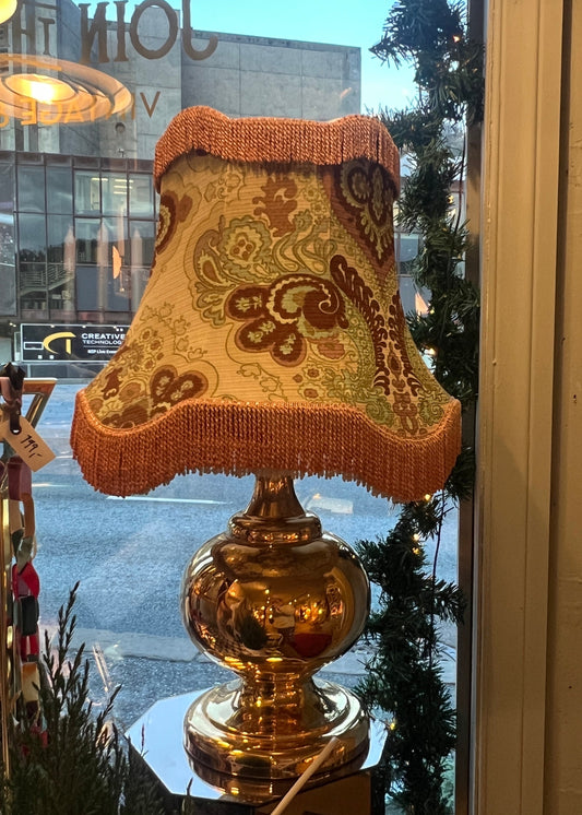 Stor lampefot i gull med Crazy skjerm