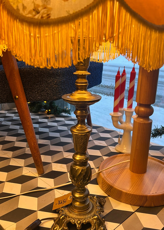 Stor messing lampefot med gul skjerm