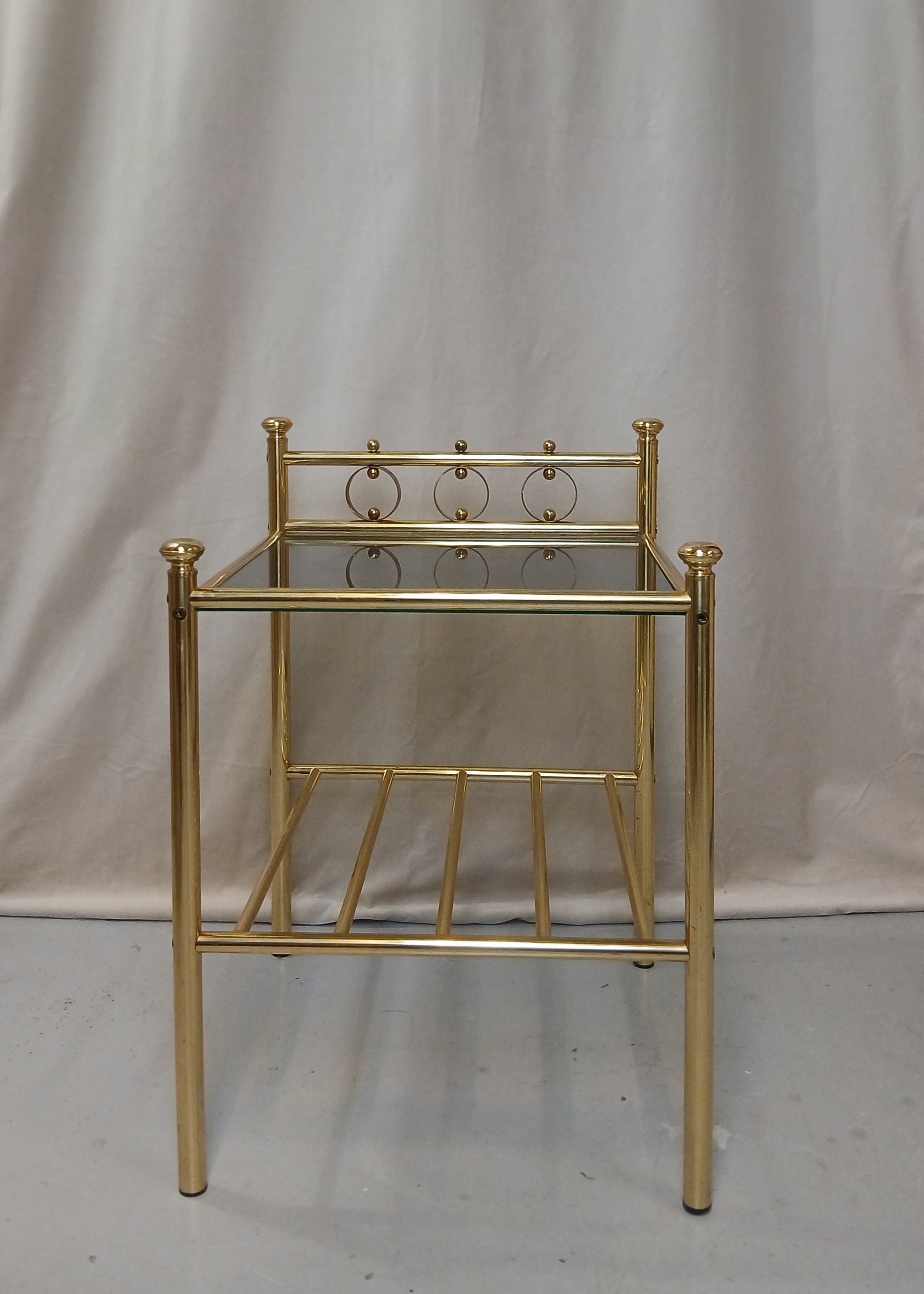 Messing nattbord med glasstopp