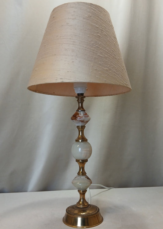 Messing_og_onyx_lampe_med_gul_skjerm_vintage_klassisk