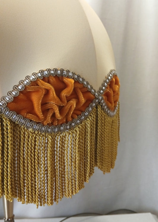 Messinglampe med lysgul frynseskjerm