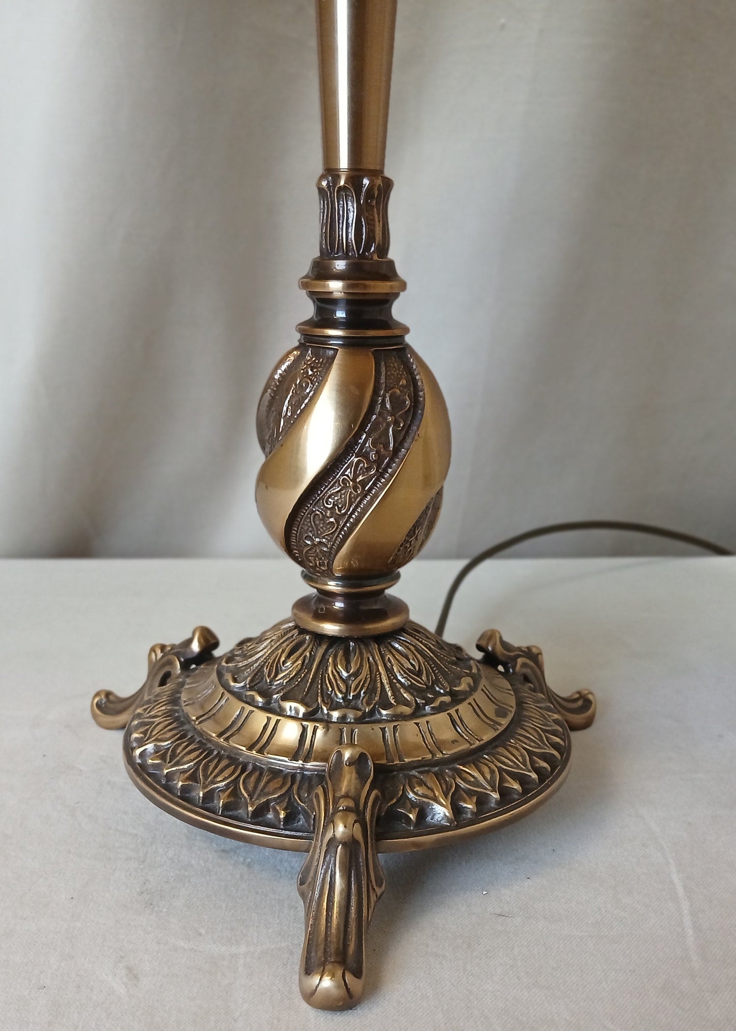 Messinglampe med lysgul frynseskjerm
