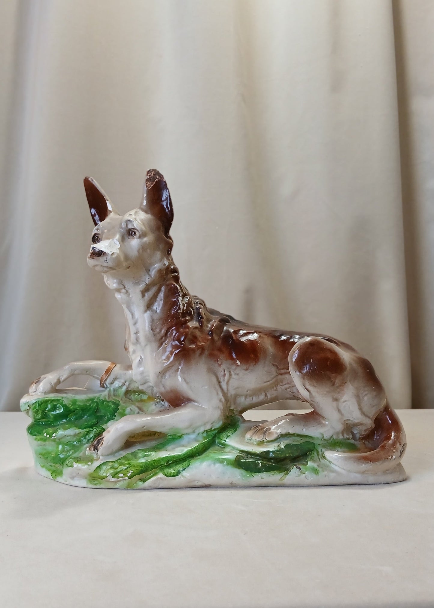 Skulptur av hund i Gips