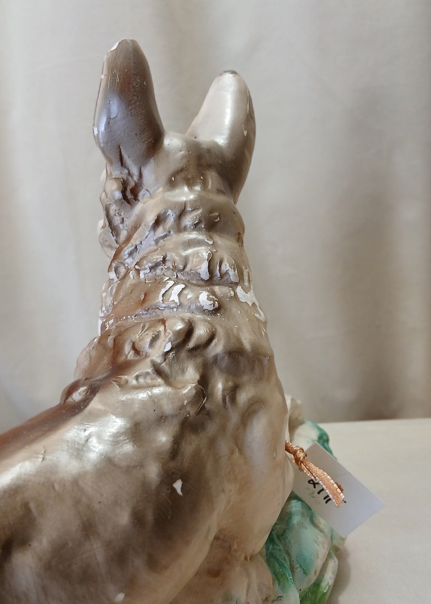 Skulptur av hund i Gips