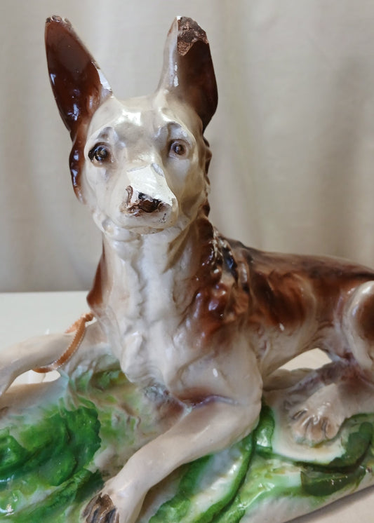 Skulptur av hund i Gips