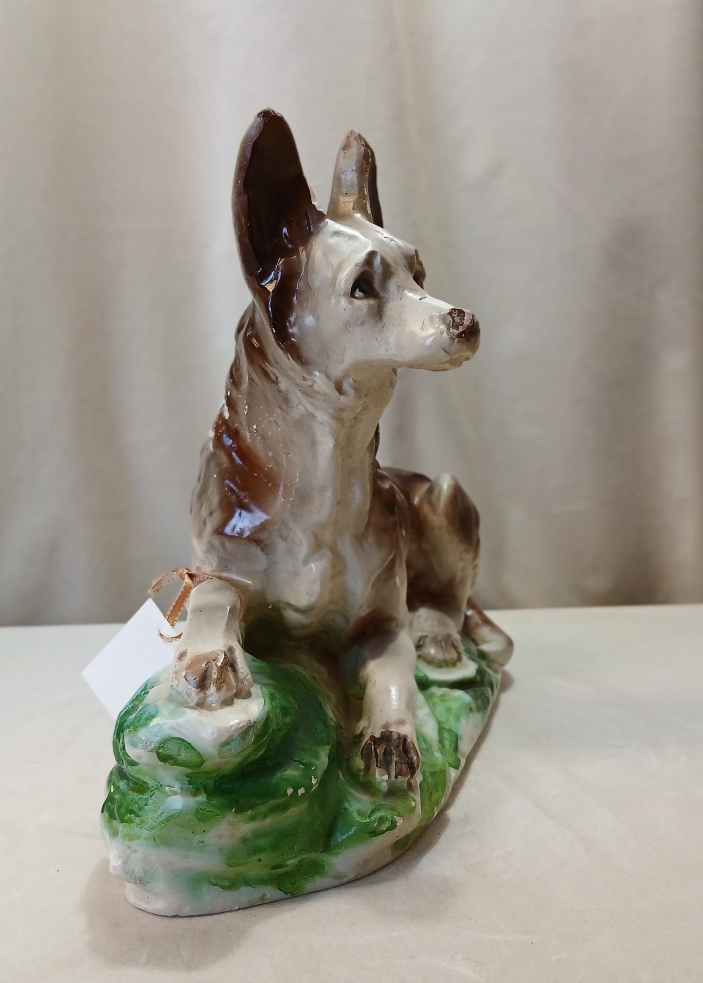 Skulptur av hund i Gips