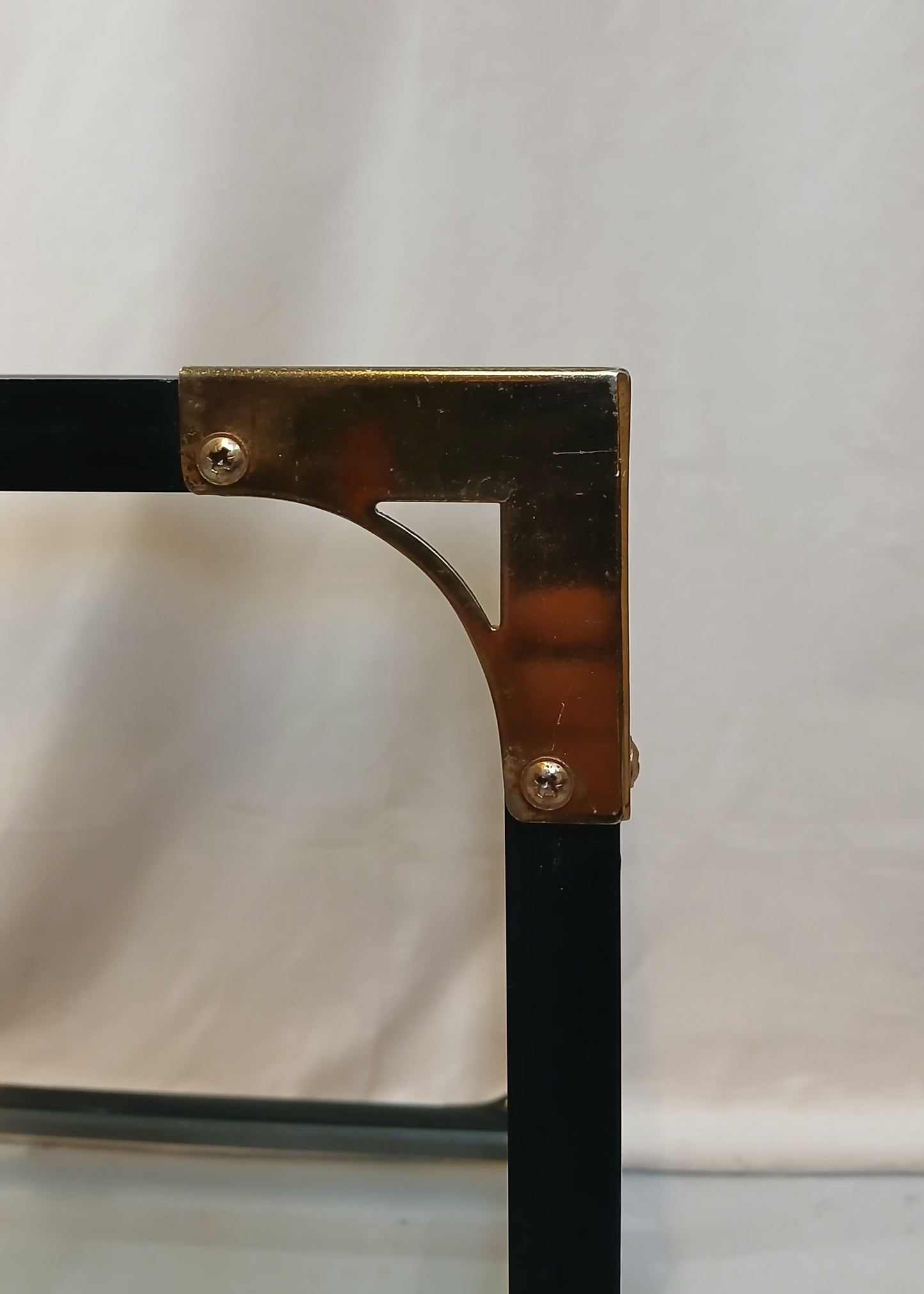 Sort lite trillebord med messingdetaljer