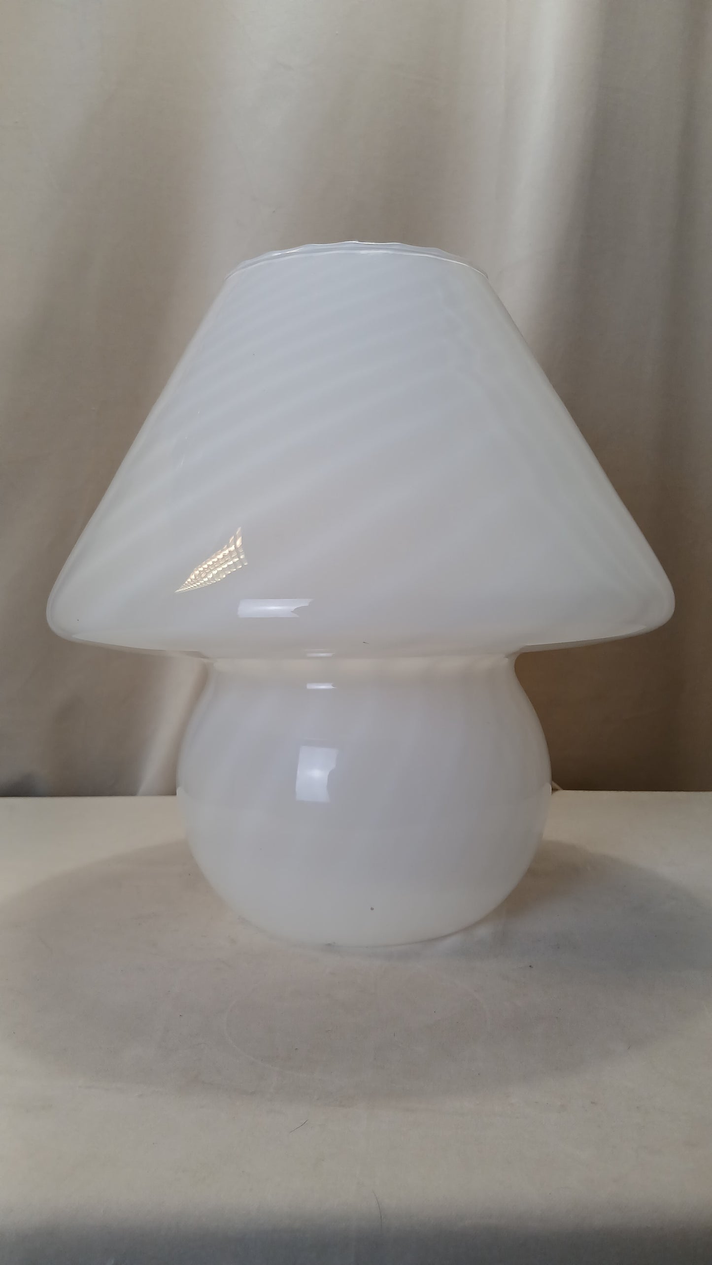 Stor kvit Murano Swirl lampe frå 1970 tallet