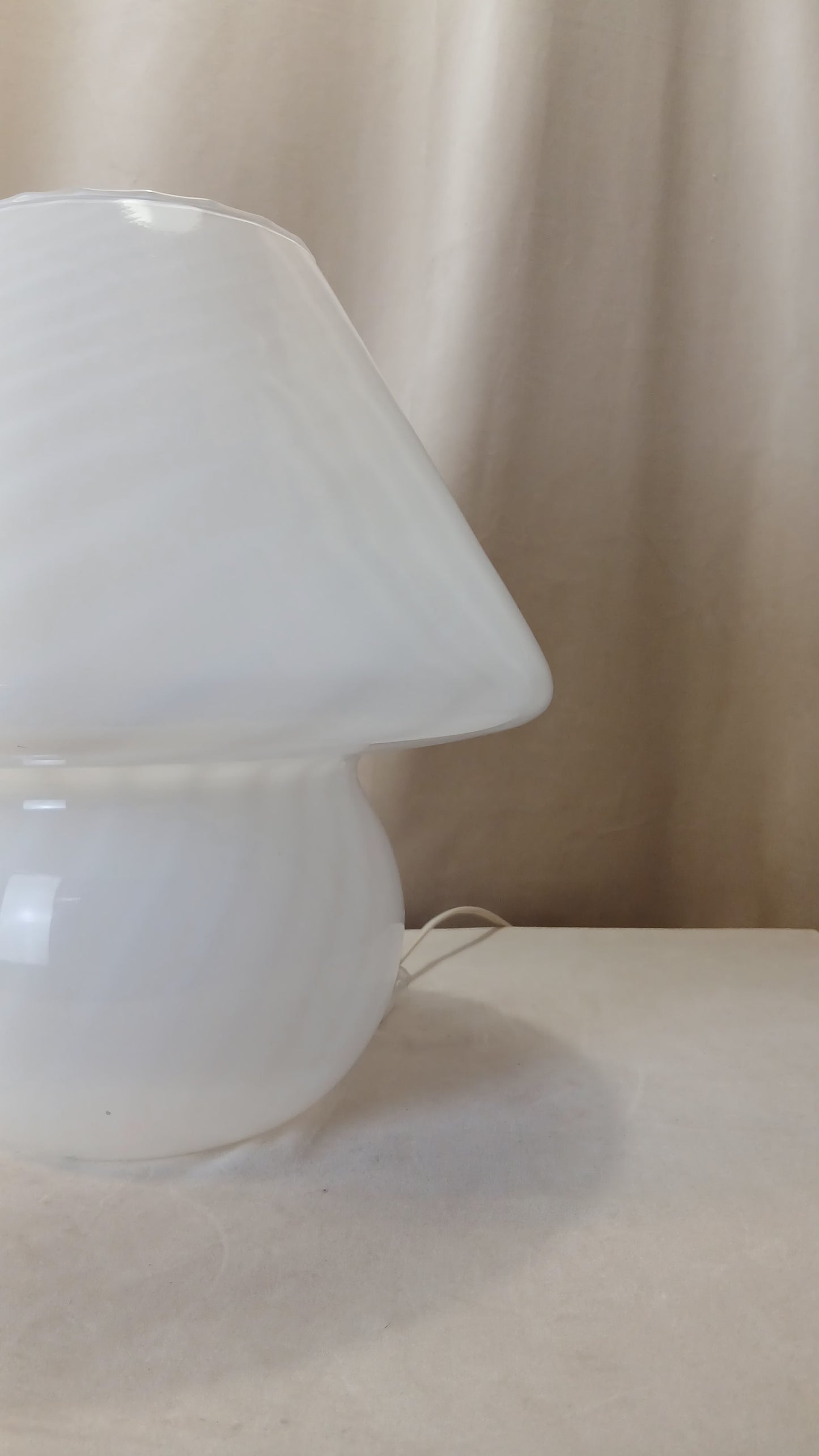 Stor kvit Murano Swirl lampe frå 1970 tallet
