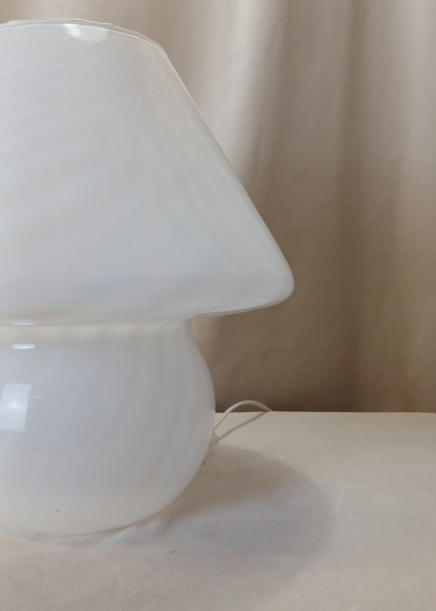 Stor kvit Murano Swirl lampe frå 1970 tallet