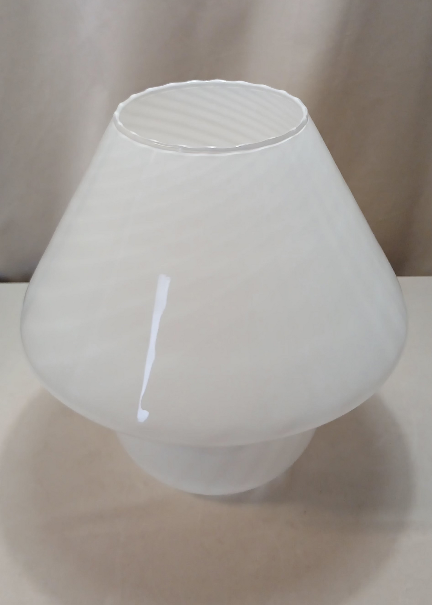 Stor kvit Murano Swirl lampe frå 1970 tallet