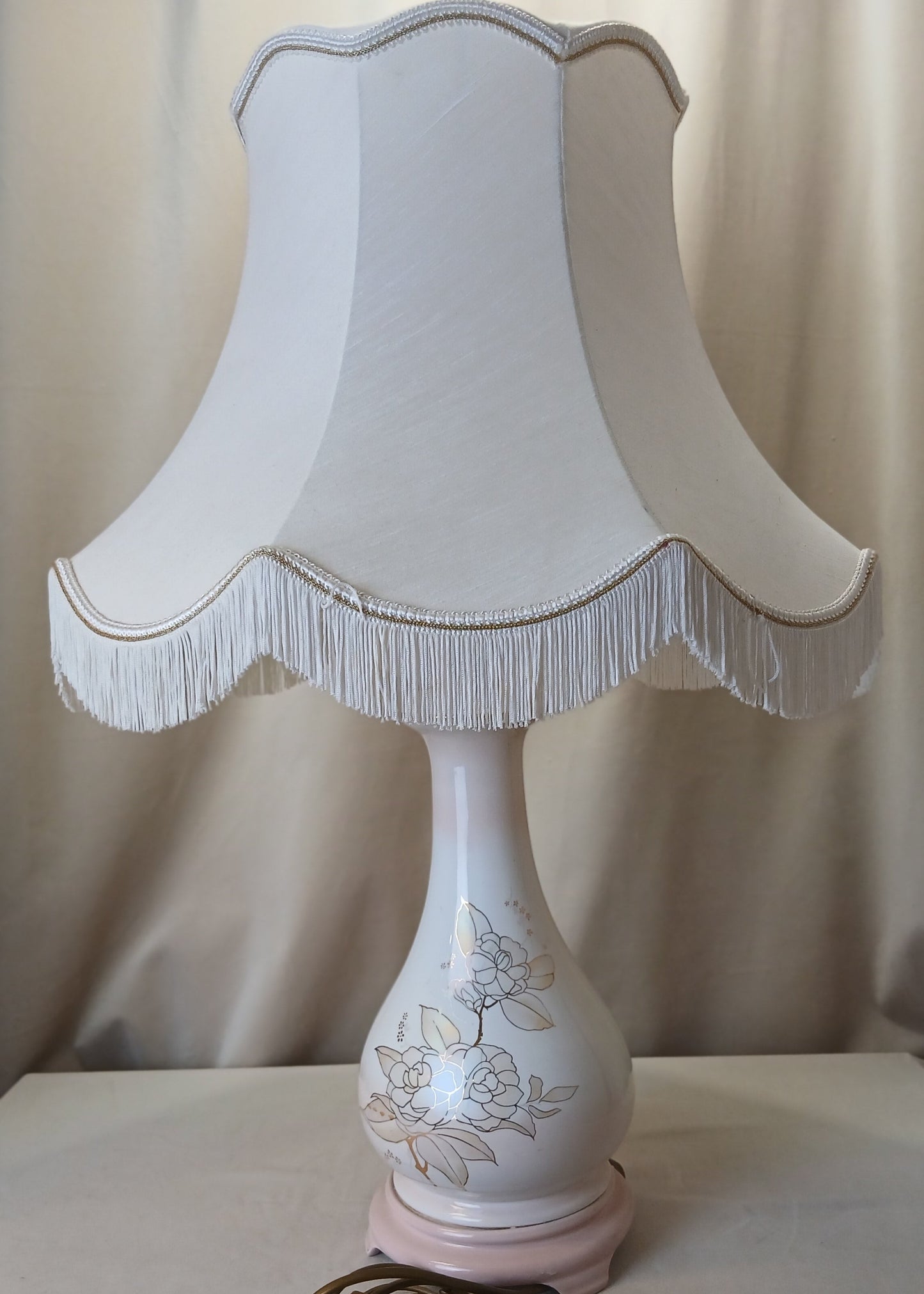 Stor lampe med lys skjerm og rosa porselen