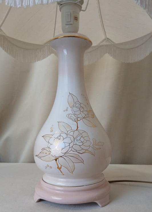 Stor lampe med lys skjerm og rosa porselen