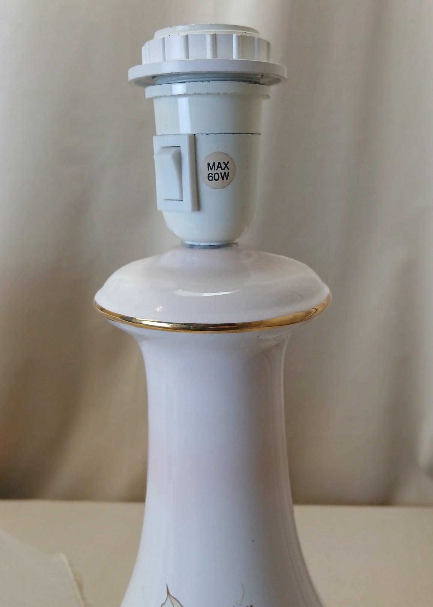 Stor lampe med lys skjerm og rosa porselen