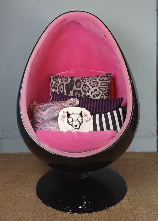 Svart og rosa Eggestol, ukjent alder og opphav