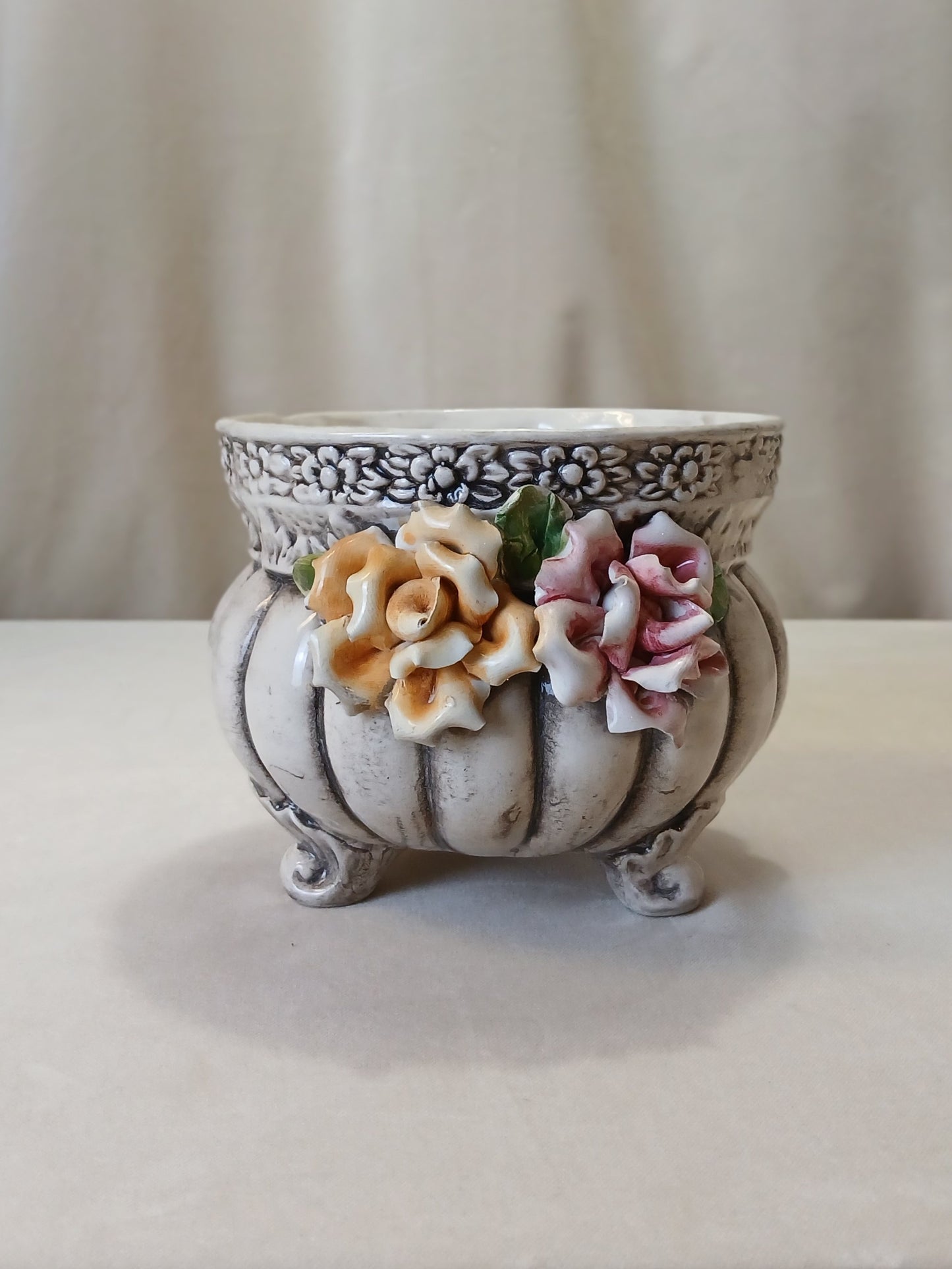 Potteskjuler med blomster