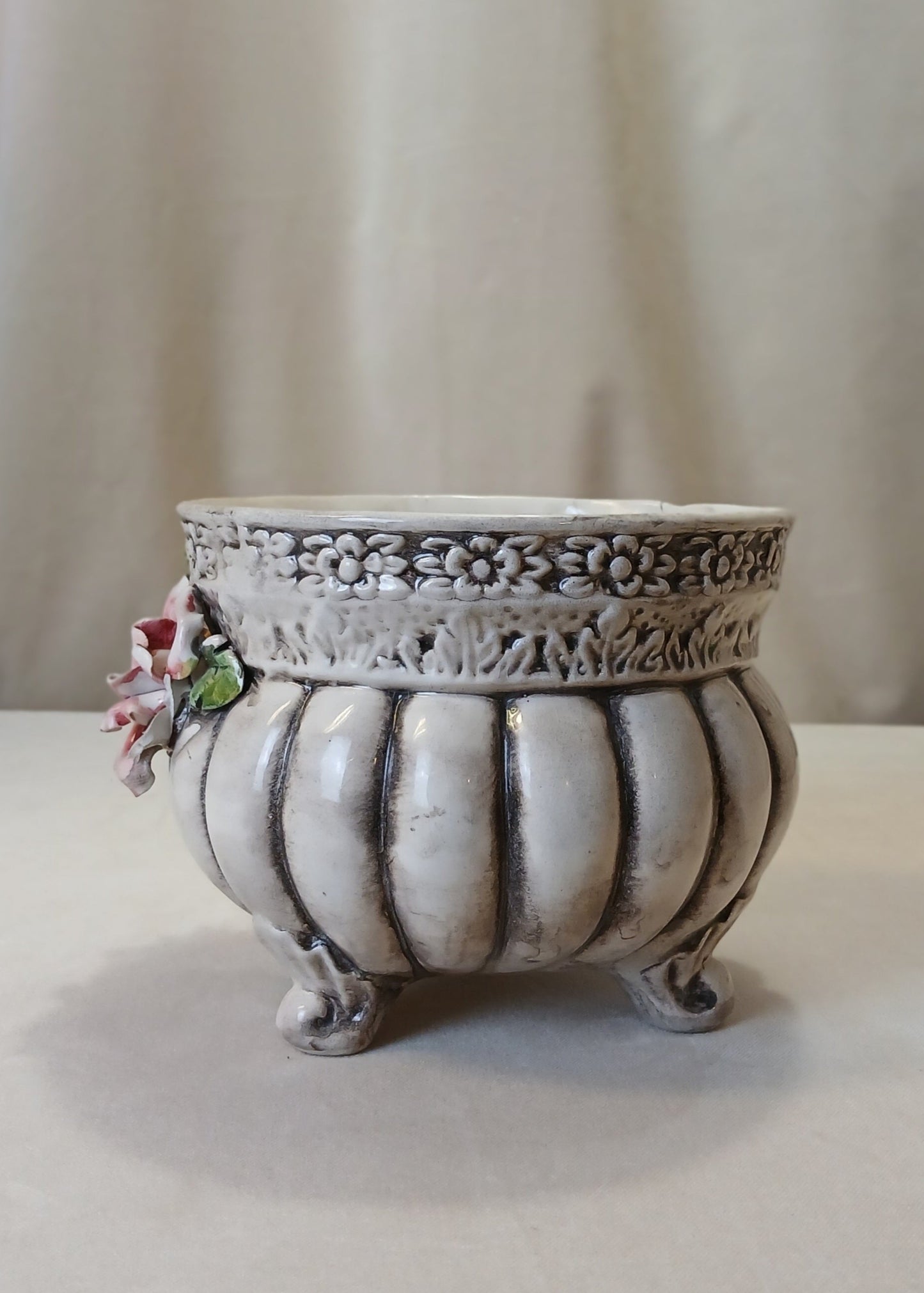 Potteskjuler med blomster