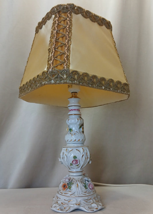 Kvit Porselen lampe med gul skjerm