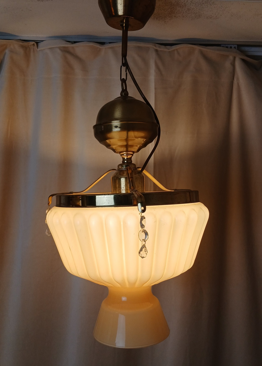 Taklampe i messing med glasskuppel