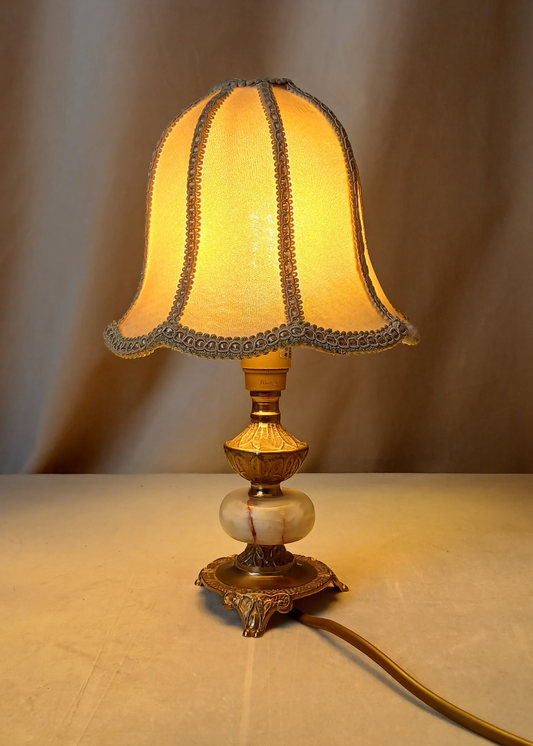 Liten lampe på messing- og onyx fot