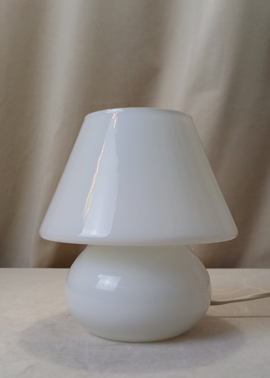 Hvit sopp lampe fra 70-tallet.