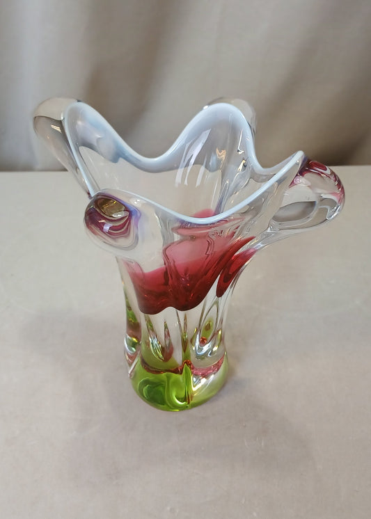 Rosa og grønn vase av Joseph Hospodka