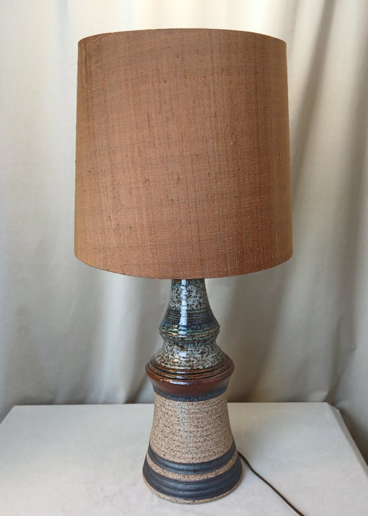 Stor Brun keramikk lampe med oker skjerm