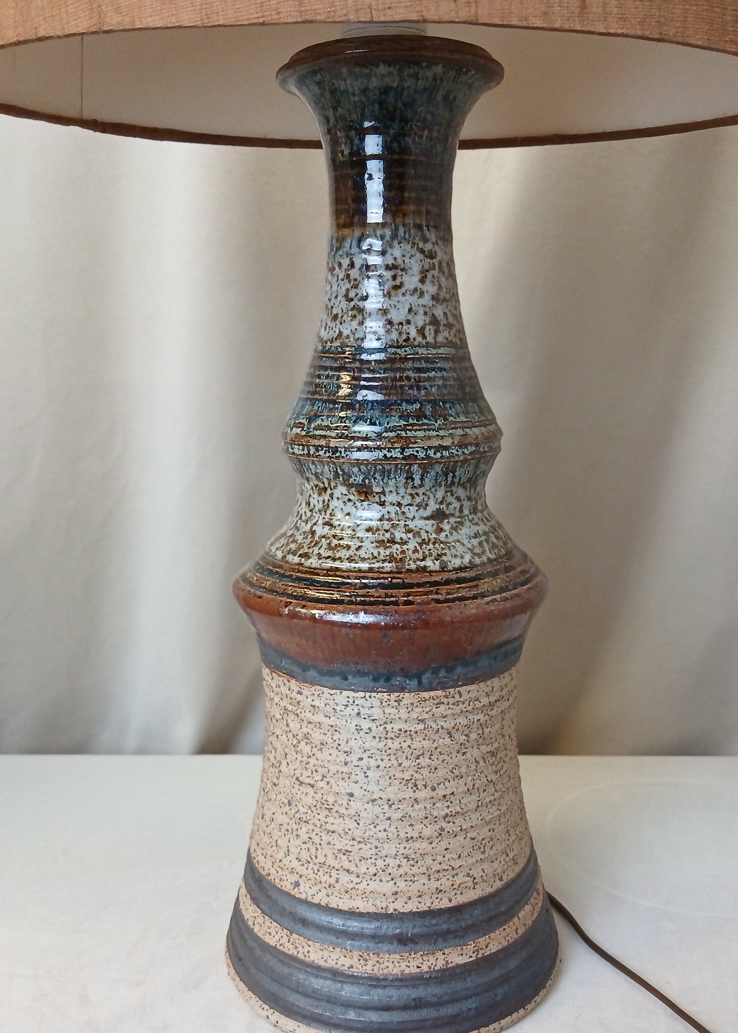 Stor Brun keramikk lampe med oker skjerm