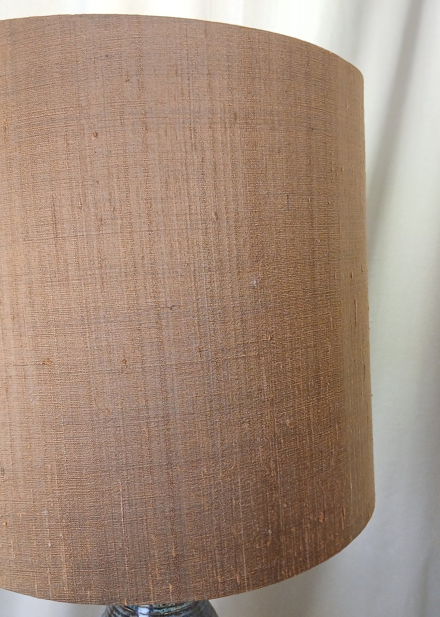Stor Brun keramikk lampe med oker skjerm