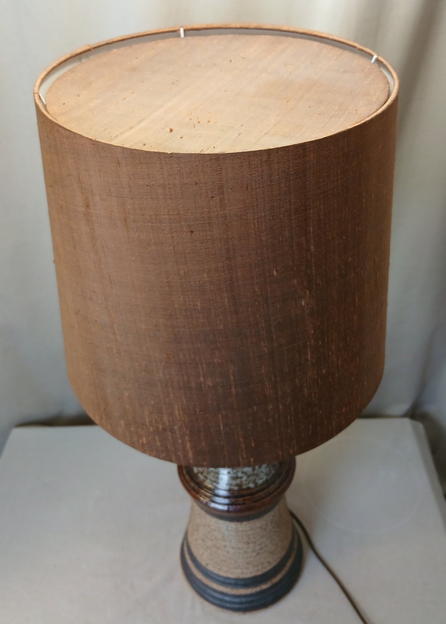 Stor Brun keramikk lampe med oker skjerm
