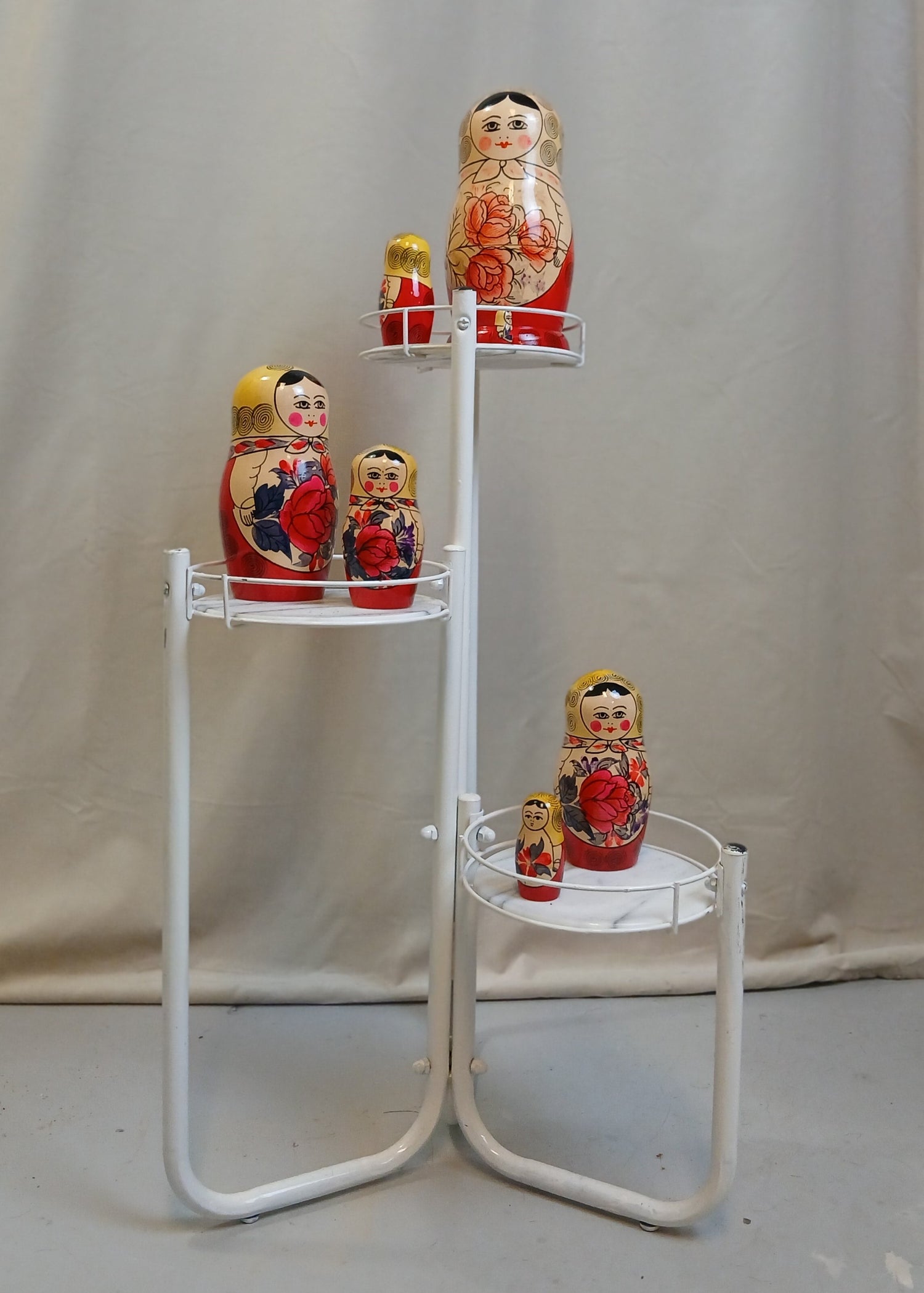 Hvit Pidestall med marmorplater. Ca. 80-tallet