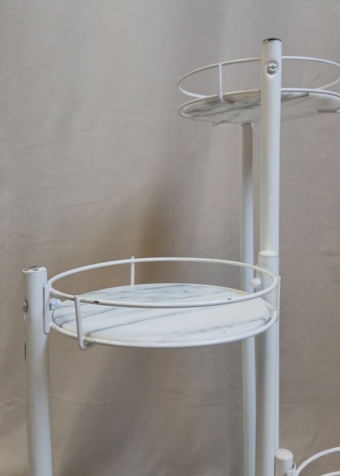 Hvit Pidestall med marmorplater. 80-tallet