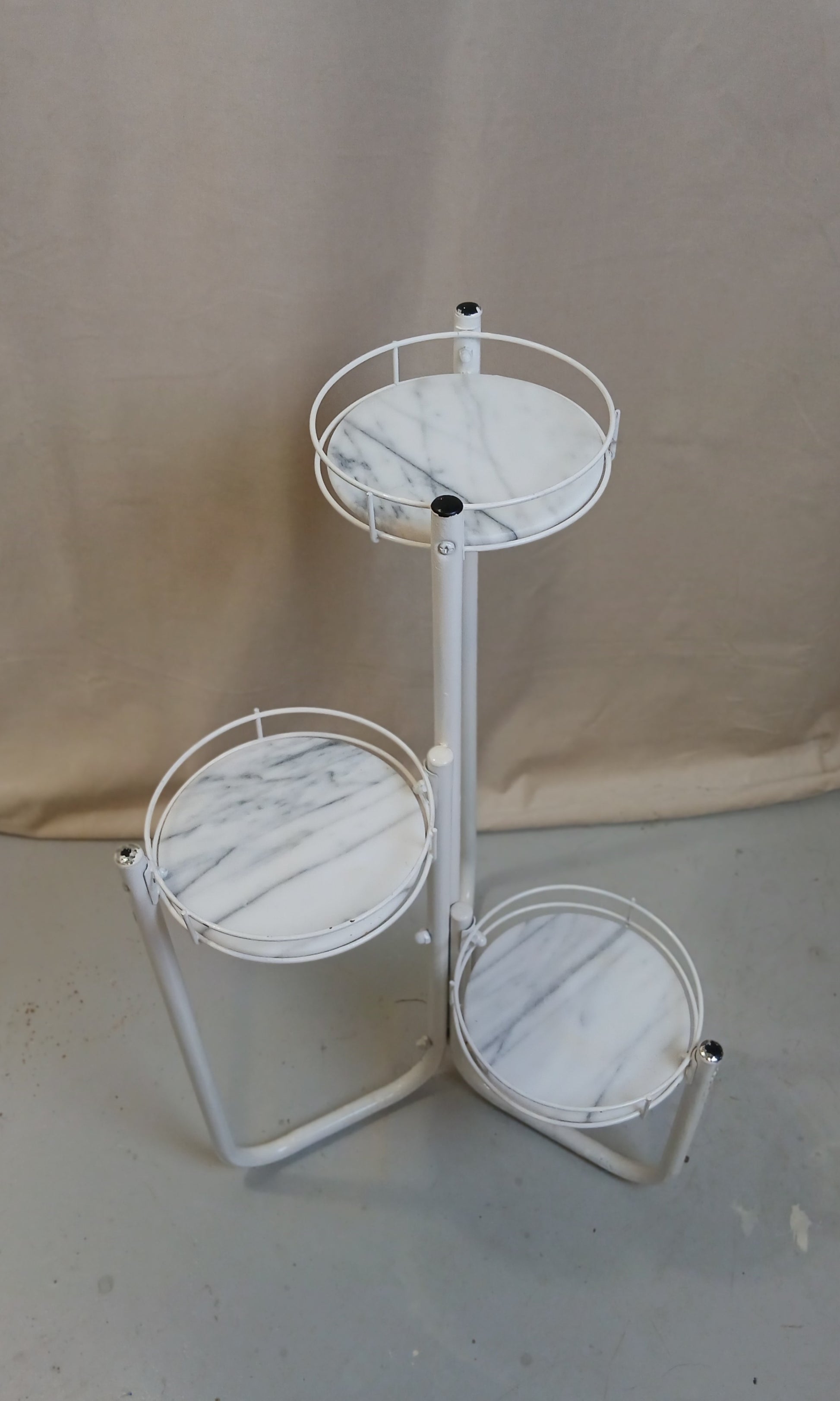 Hvit Pidestall med marmorplater. 80-tallet
