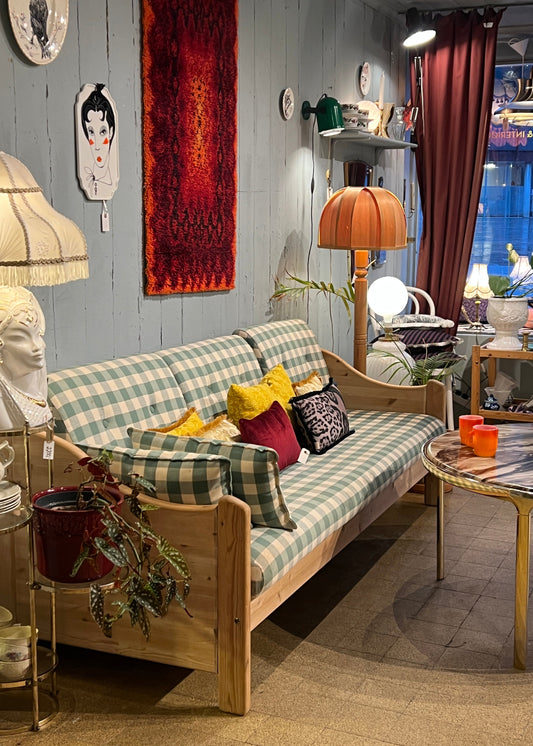 Grøn rutete sofa.