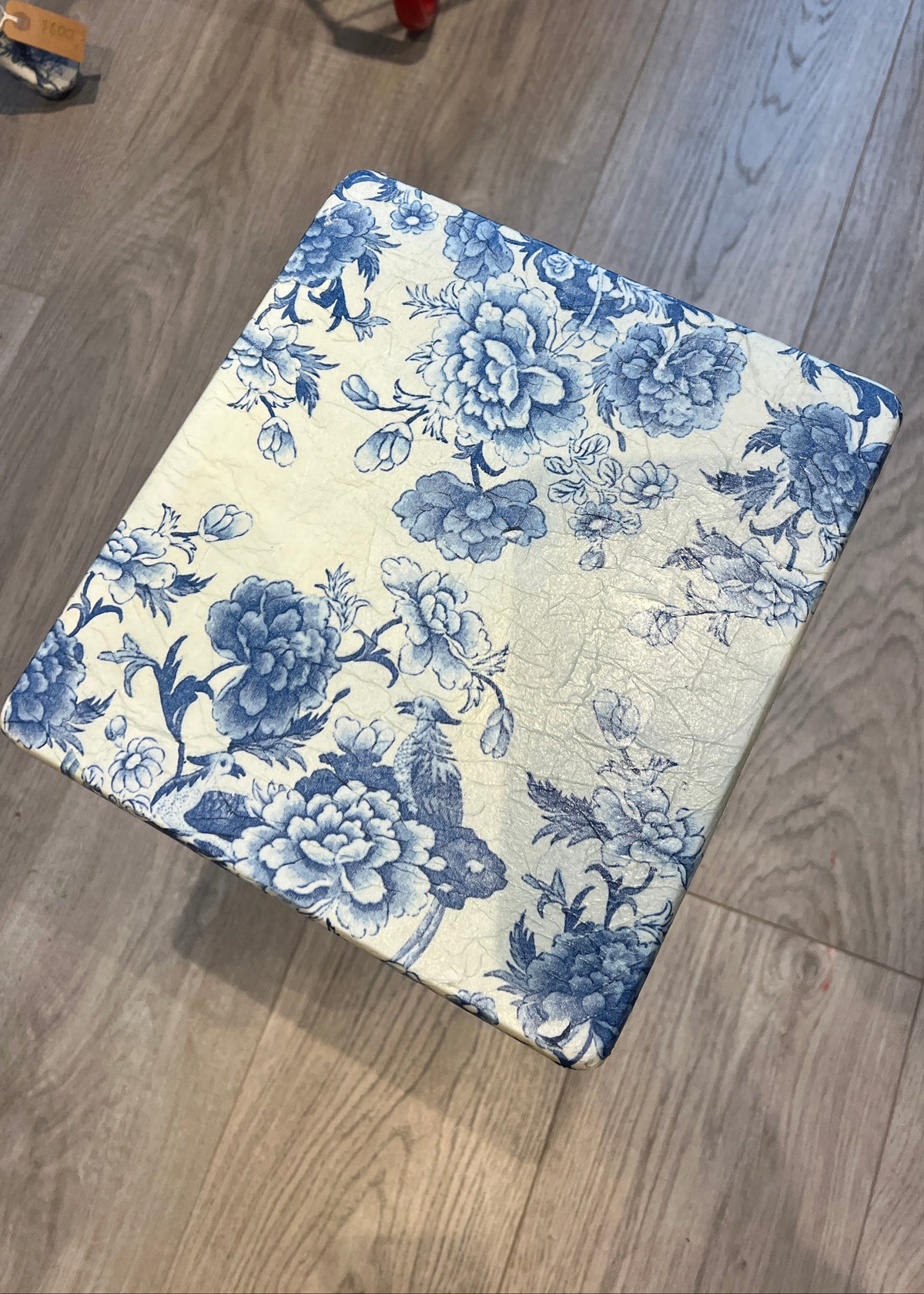 Blått lite bord med plomstermønster