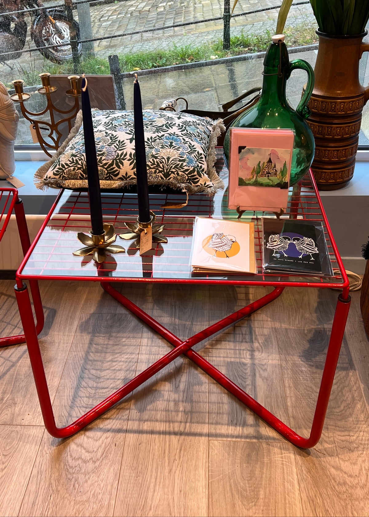Rødt Ikea Jarpen-bord fra Niels Gammelgaard