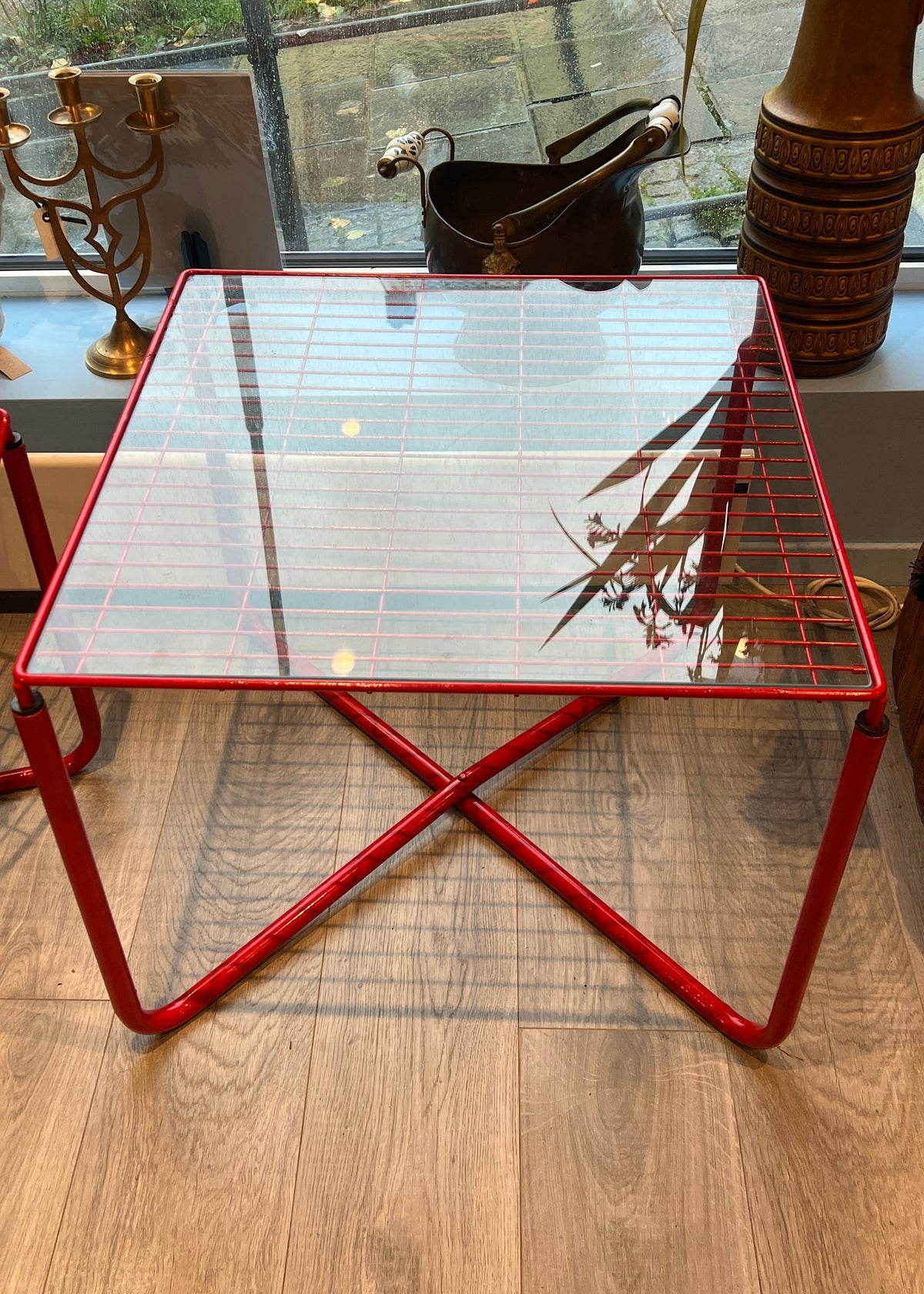 Rødt Ikea Jarpen-bord fra Niels Gammelgaard