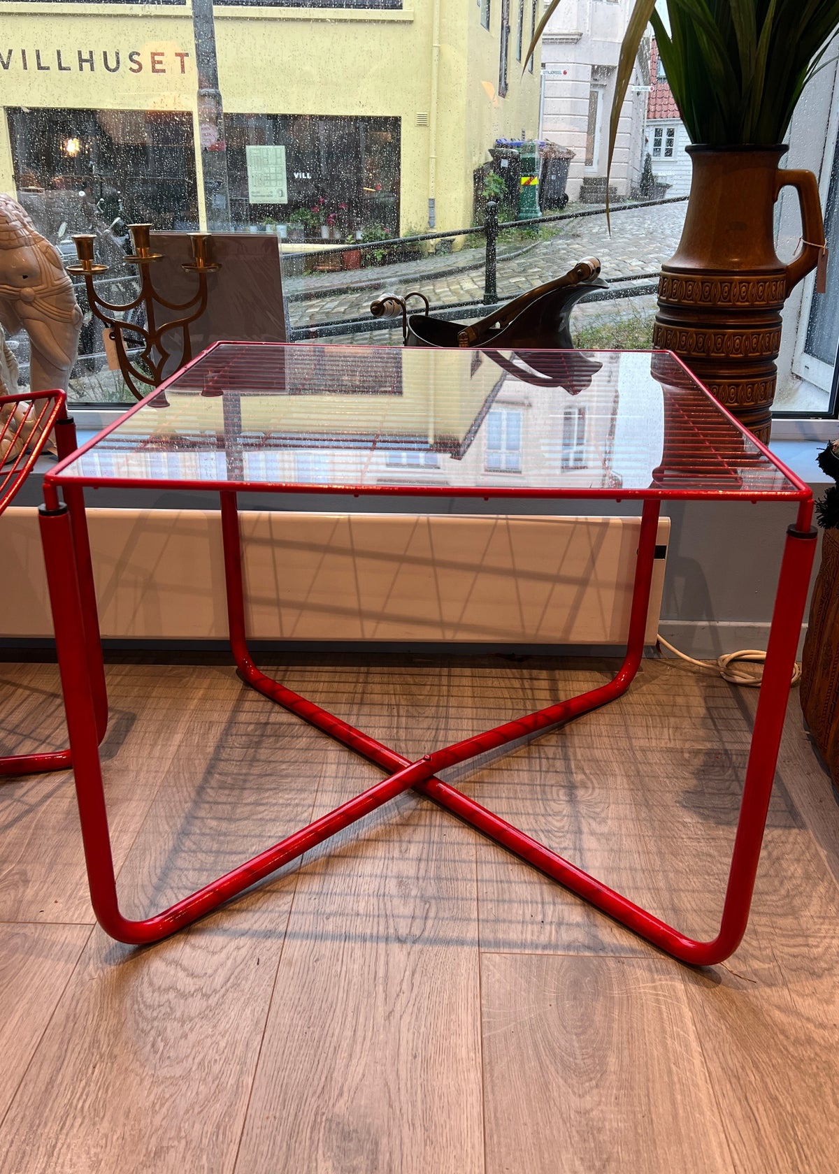 Rødt Ikea Jarpen-bord fra Niels Gammelgaard