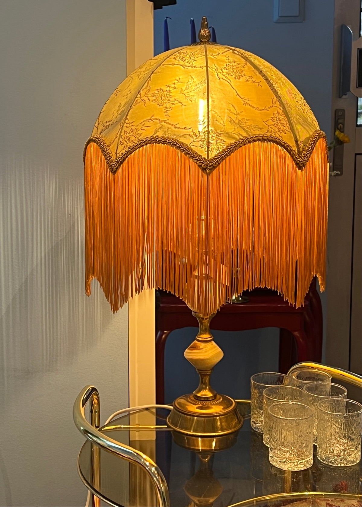 Grøn lampe med skjerm og fot