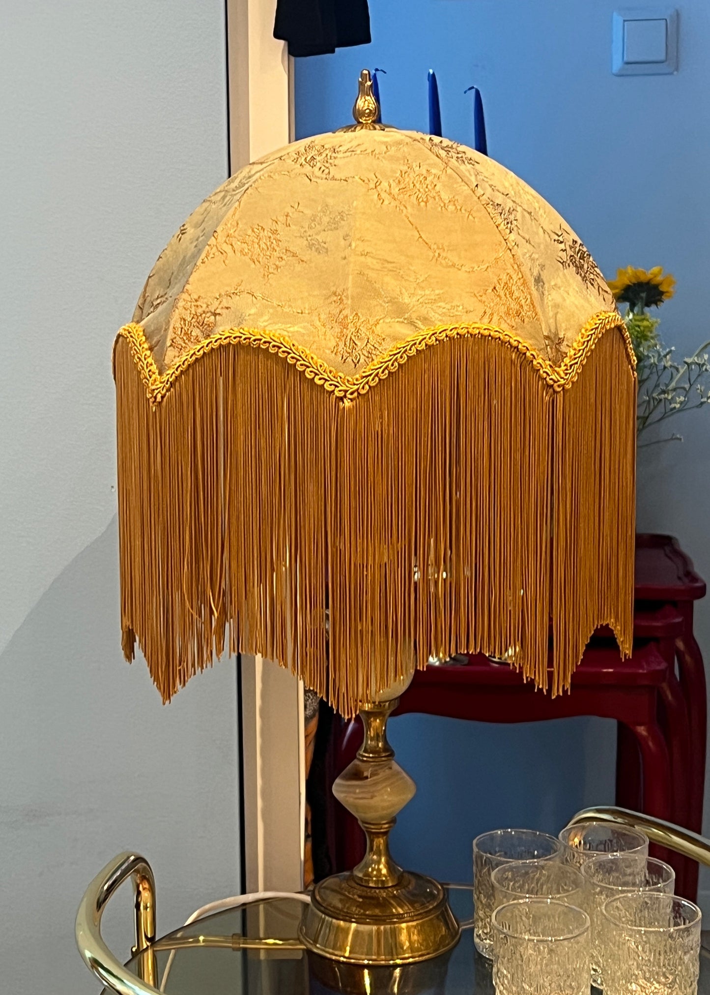 Grøn lampe med skjerm og fot