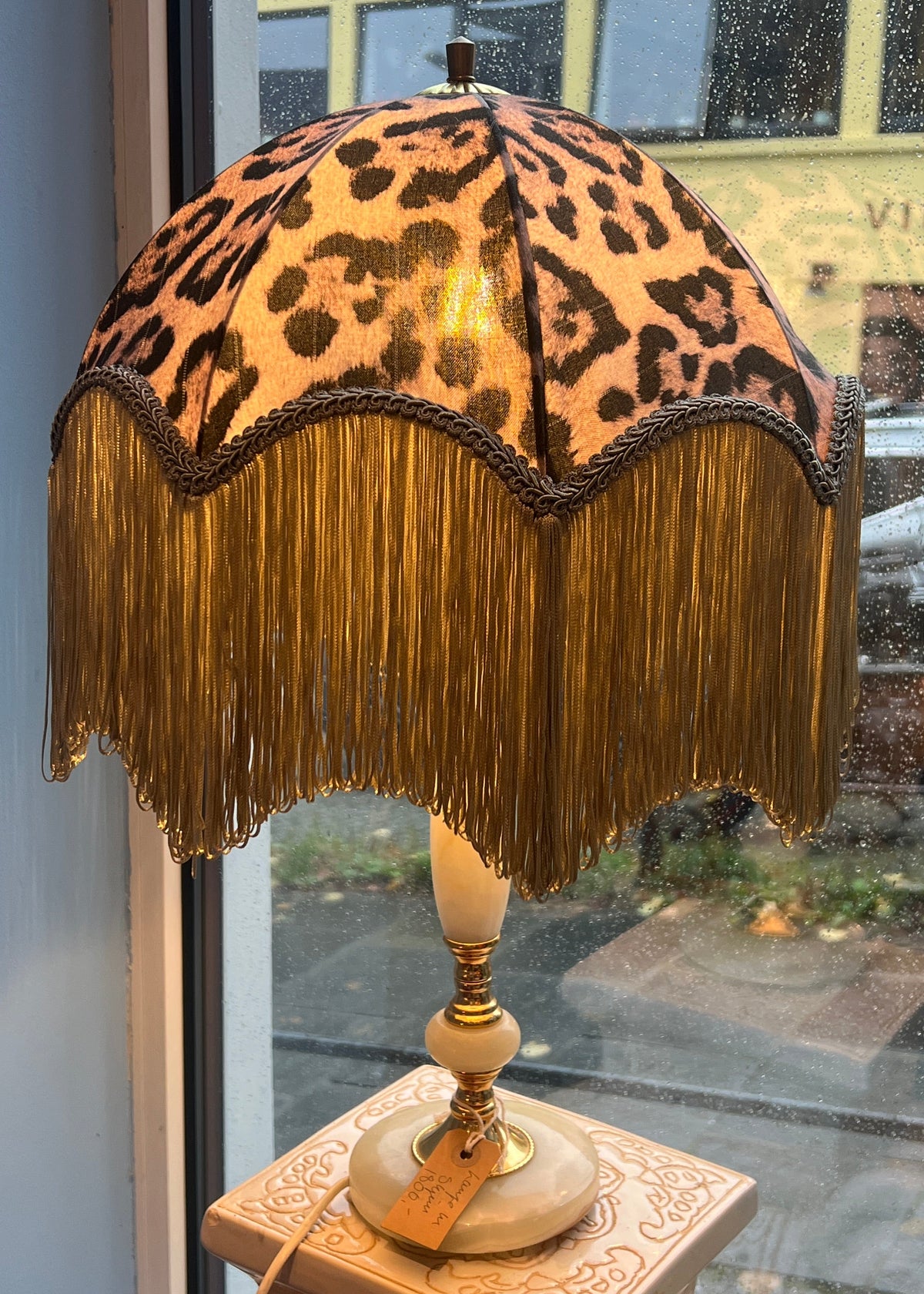 Leopard lampe med fot