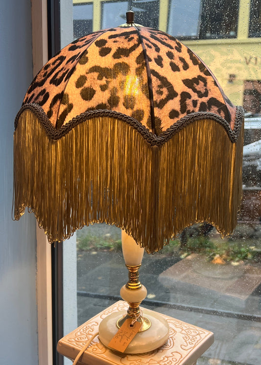 Leopard lampe med fot