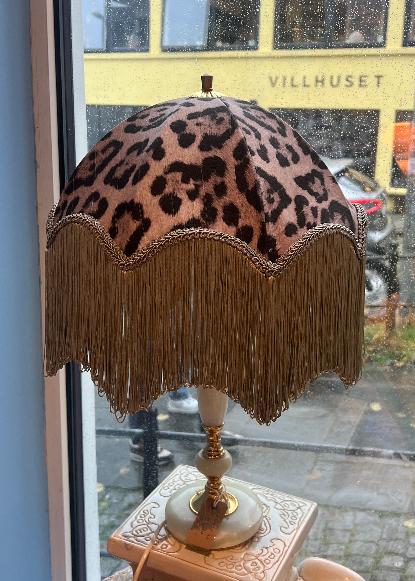 Leopard lampe med fot