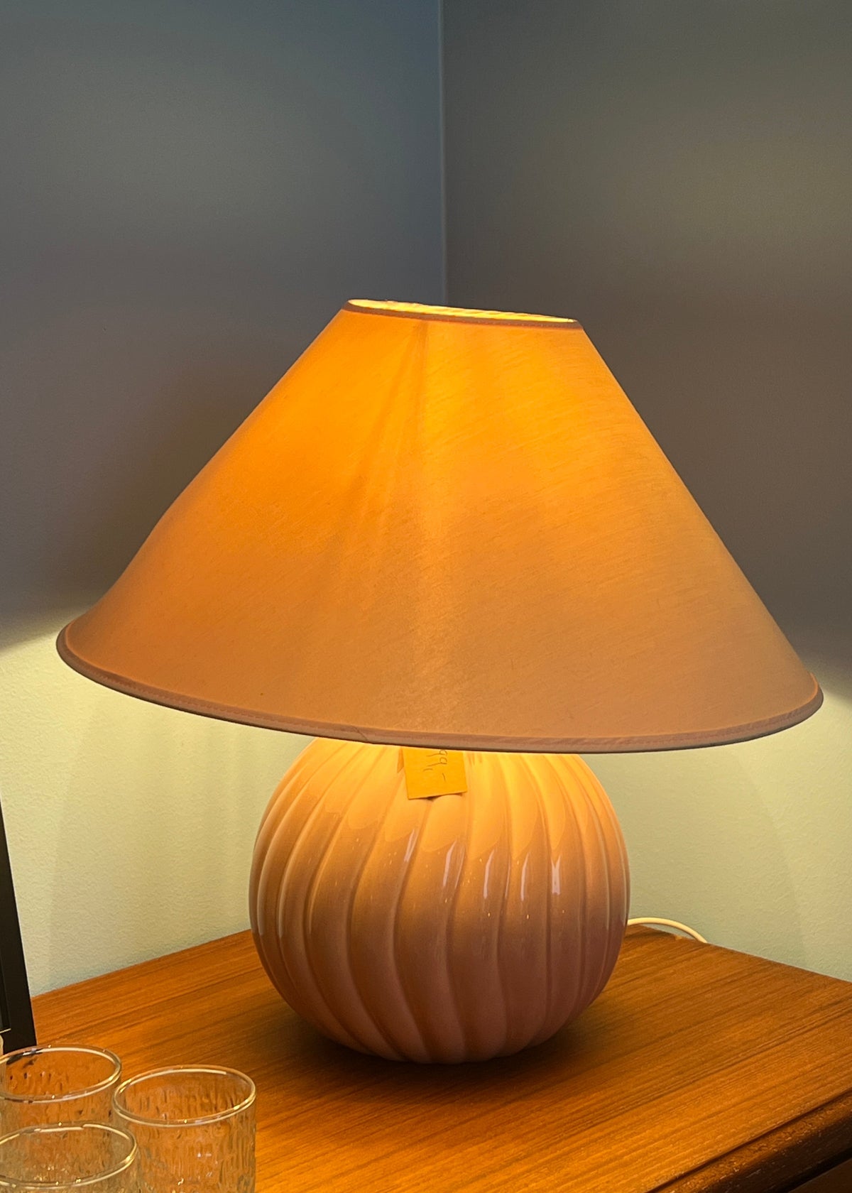 Rosa swirl lampe fra 80-tallet