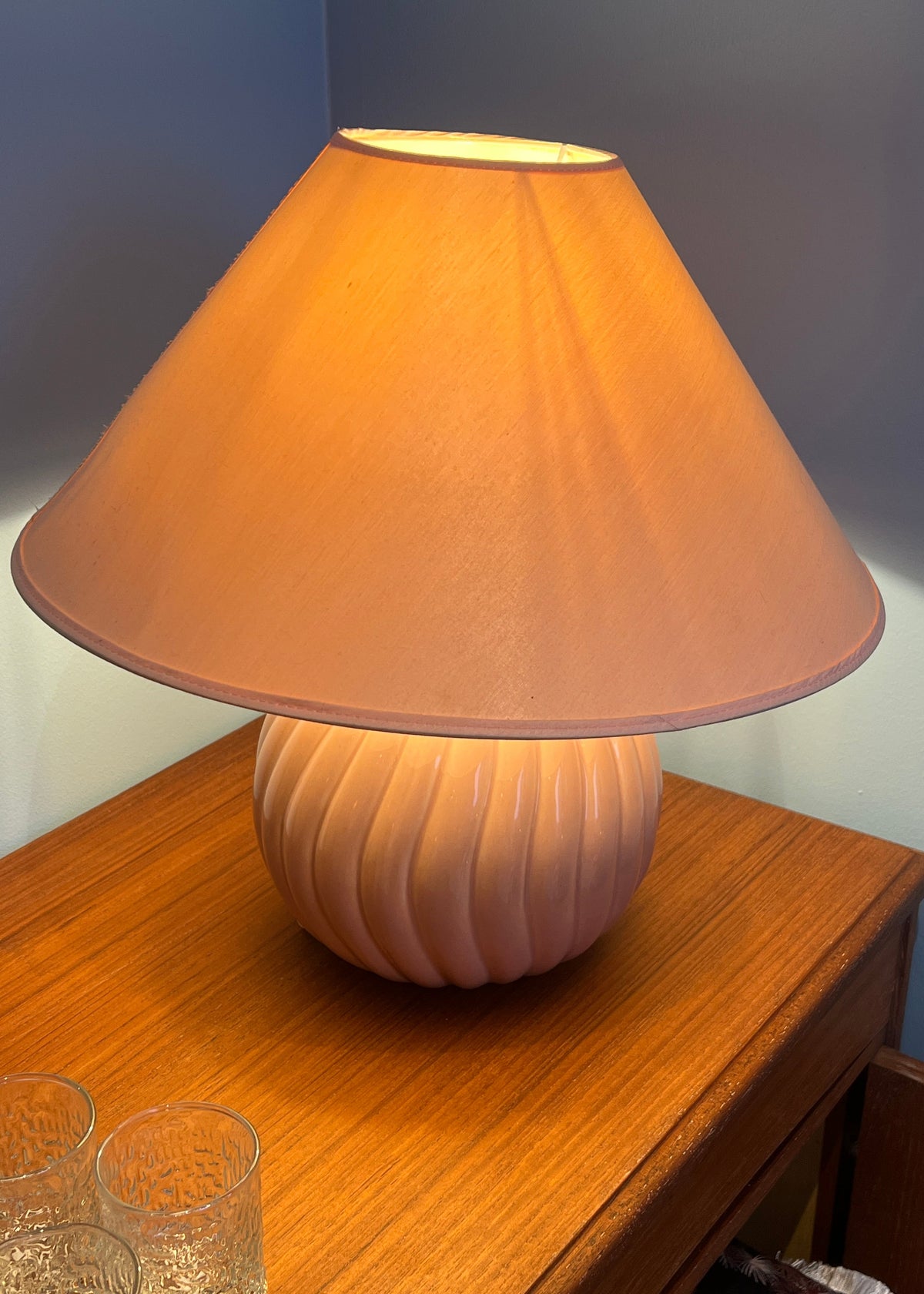 Rosa swirl lampe fra 80-tallet